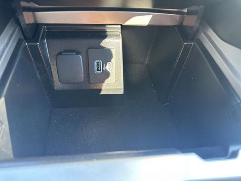 Used 2022 Ford Explorer XLT image 32