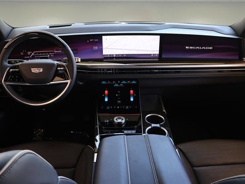 Used 2025 Cadillac Escalade Premium Luxury AWD/4WD image 14