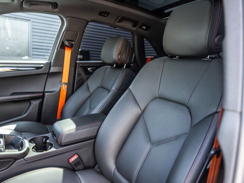 Certified 2026 Porsche Macan AWD/4WD image 5