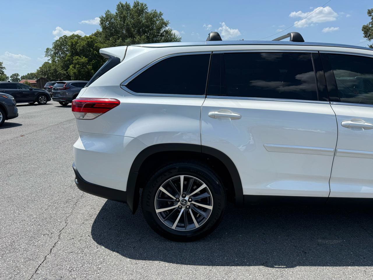 Used 2019 Toyota Highlander XLE AWD/4WD image 41