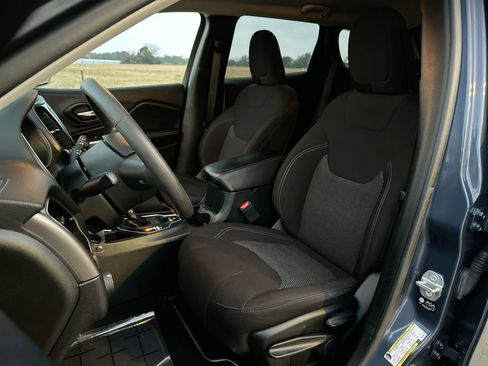 Used 2021 Jeep Cherokee Latitude image 11