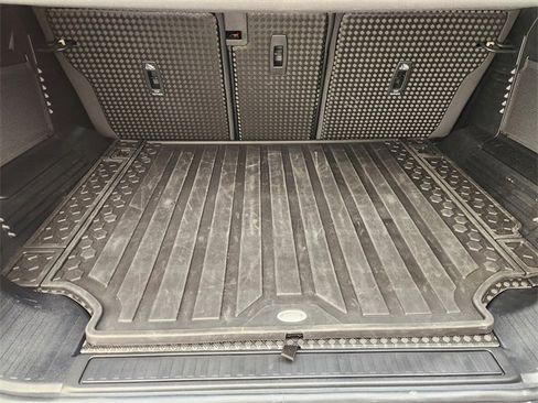 Used 2025 Land Rover Defender 110 X-Dynamic SE image 30