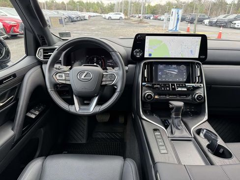 Used 2025 Lexus LX 600 4WD w/ Luxury Package image 8