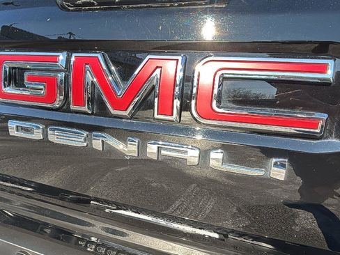 Used 2023 GMC Canyon Denali image 9