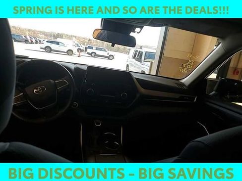 Used 2024 Toyota Highlander LE image 12