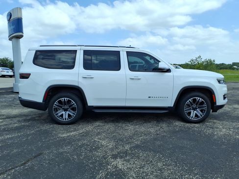 Used 2022 Jeep Wagoneer Series III AWD/4WD image 4
