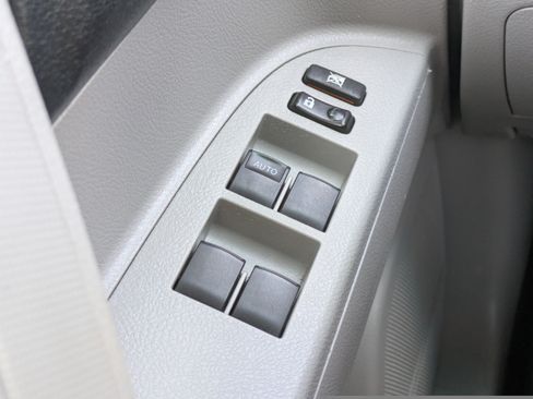 Used 2012 Toyota Highlander FWD w/ Cold Weather Pkg image 19