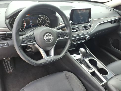 Used 2024 Nissan Altima 2.5 SV FWD image 13
