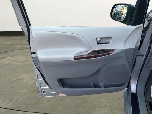 Used 2013 Toyota Sienna XLE FWD image 12