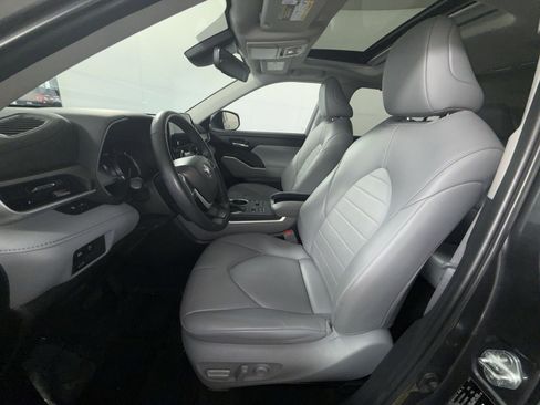Used 2023 Toyota Highlander XLE AWD/4WD image 13