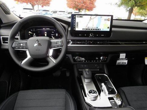 New 2025 Mitsubishi Outlander SE image 14