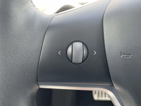 Used 2022 Tesla Model Y Long Range image 10