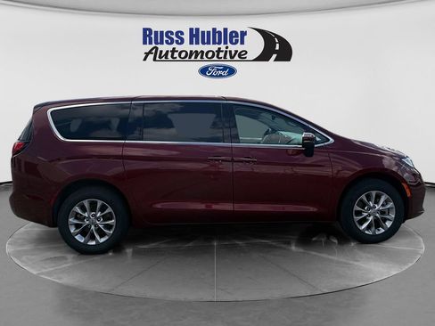 Used 2023 Chrysler Pacifica Touring-L AWD/4WD image 8