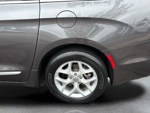 Used 2017 Chrysler Pacifica Touring-L Plus w/ Tire & Wheel Group FWD image 40
