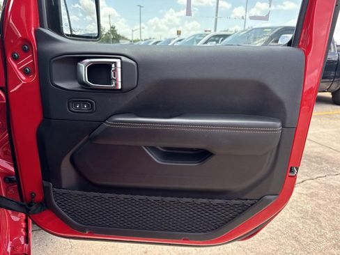 Used 2025 Jeep Wrangler Unlimited Sahara AWD/4WD image 19
