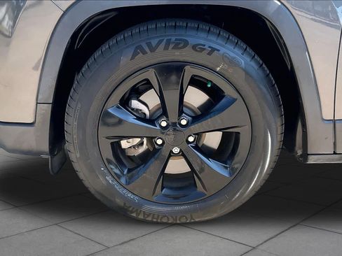 Used 2019 Jeep Cherokee Latitude Plus FWD image 11