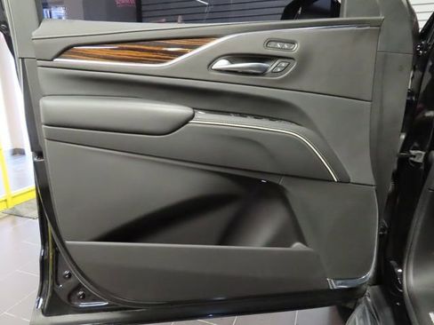 Used 2022 Cadillac Escalade ESV Luxury image 9