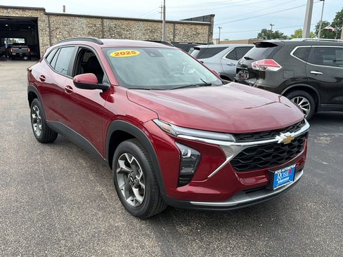 Used 2025 Chevrolet Trax LT FWD image 1