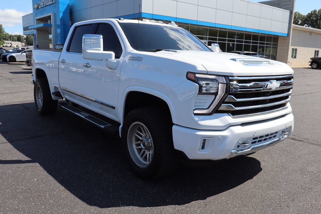 Used 2025 Chevrolet Silverado 2500 High Country w/ Technology Package AWD/4WD image 2