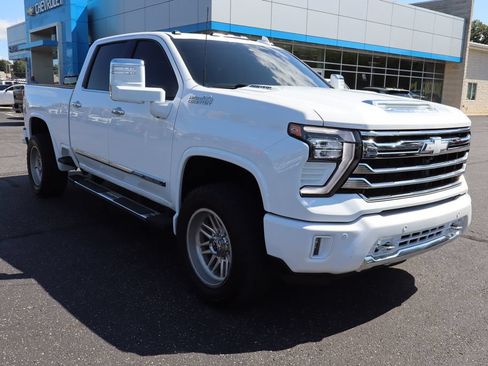 Used 2025 Chevrolet Silverado 2500 High Country w/ Technology Package AWD/4WD image 2