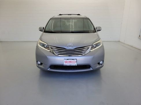 Used 2017 Toyota Sienna Limited Premium FWD image 3