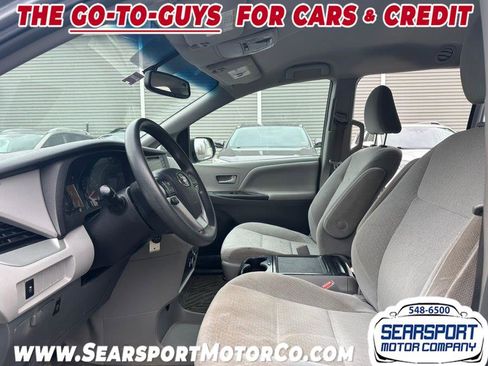 Used 2017 Toyota Sienna LE image 6