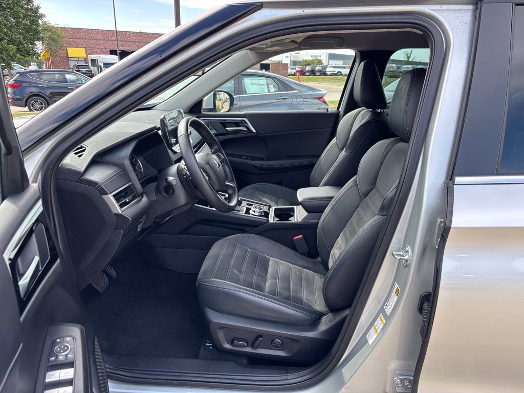 Used 2023 Mitsubishi Outlander SE AWD/4WD image 16