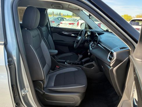 Used 2025 Chevrolet TrailBlazer LT image 35