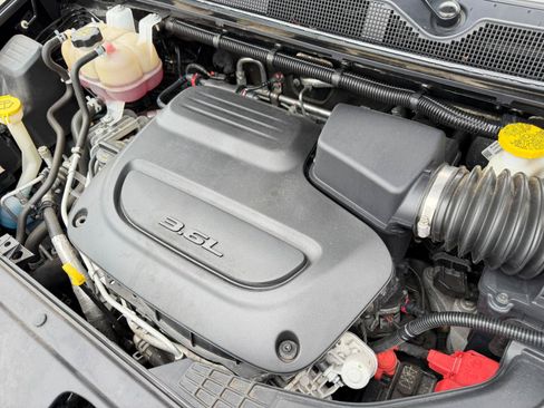 Used 2023 Chrysler Pacifica Touring-L FWD image 88