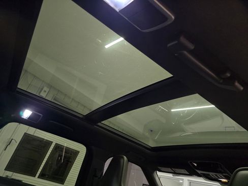 Used 2022 Land Rover Range Rover Sport SVR image 45