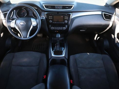 Used 2016 Nissan Rogue SV image 2