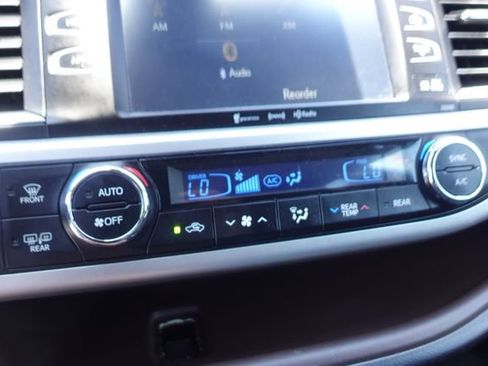 Used 2019 Toyota Highlander XLE AWD/4WD image 21