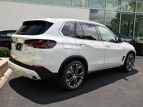 New 2026 BMW X5 xDrive50e w/ Premium Package AWD/4WD image 7