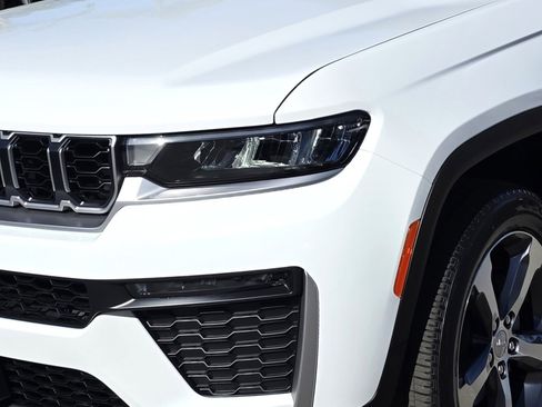 New 2026 Jeep Grand Cherokee Limited RWD image 8