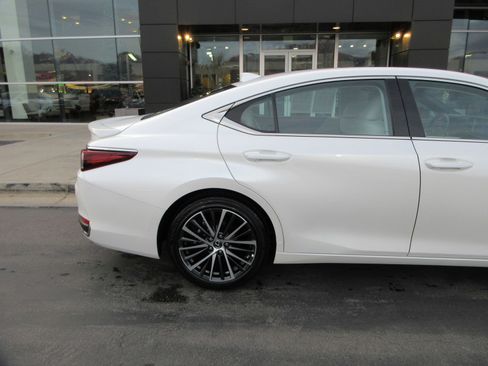 Used 2025 Lexus ES 300h w/ Premium Package image 10