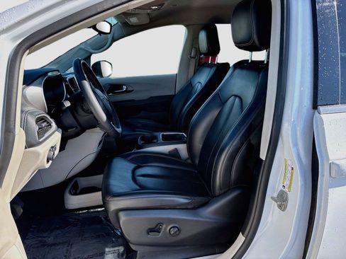 Used 2023 Chrysler Pacifica Touring-L FWD image 20