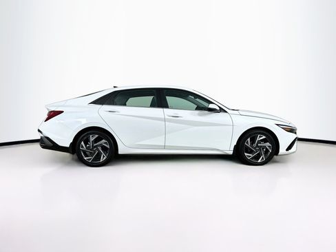 Used 2026 Hyundai Elantra Limited FWD image 10