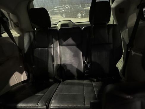 Used 2014 Chrysler Town & Country Touring image 9