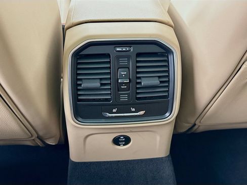 Certified 2025 Porsche Macan AWD/4WD image 29