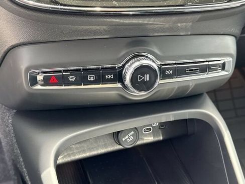 New 2024 Volvo XC40 B5 Plus w/ Climate Package AWD/4WD image 15