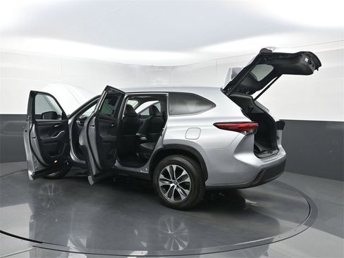 Used 2023 Toyota Highlander XLE image 38