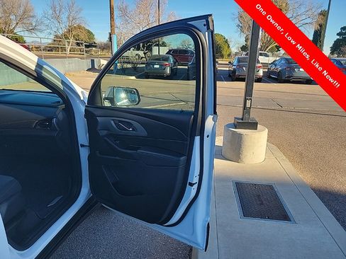 Used 2023 Chevrolet Traverse LT image 18