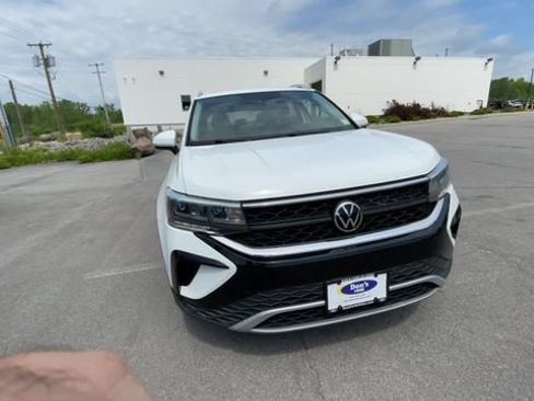 Used 2022 Volkswagen Taos SE w/ Panoramic Sunroof Package AWD/4WD image 3