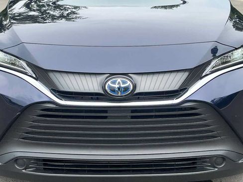 Used 2021 Toyota Venza LE AWD/4WD image 21