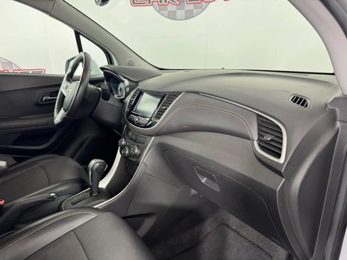 Used 2017 Chevrolet Trax LT w/ LT Convenience Package FWD image 12
