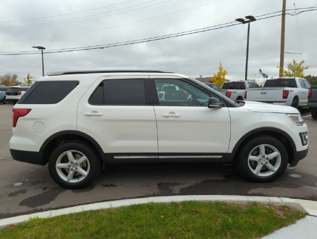 Used 2017 Ford Explorer XLT AWD/4WD image 6