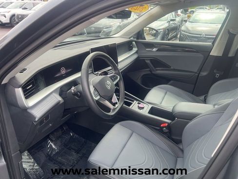 Used 2025 Volkswagen Tiguan SE AWD/4WD image 8