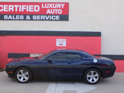 Used 2016 Dodge Challenger SXT image 2