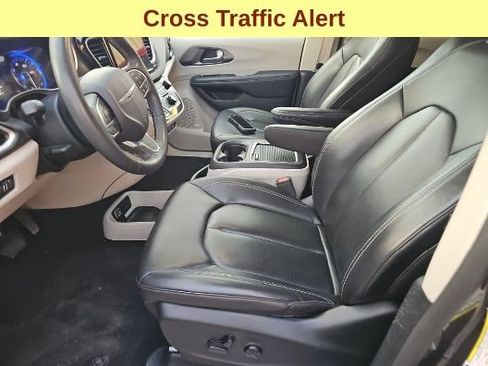 Used 2023 Chrysler Pacifica Touring-L FWD image 10