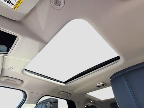 New 2025 Land Rover Discovery Dynamic SE image 28